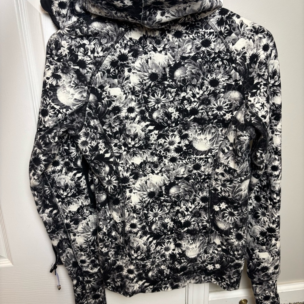 Lululemon Scuba Hoodie size 4 Flowabunga Black Angel Wing - Picture 8 of 8